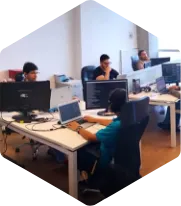 Equipo de JarabeSoft trabajando en la oficina